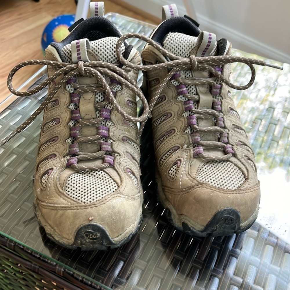 Oboz 6.5 women’s mid-hiking boots, brown and purple. EUC - worn a few times.